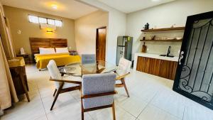 a room with a table and chairs and a bedroom at Estudio a 5 minutos de Sayulita -Parota 1 in San Ignacio