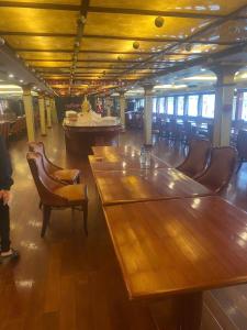 une chambre avec des chaises et une table en bois ainsi qu'un tableastryasteryasteryastery astery dans l'établissement Golden Cruise luxury, à Hạ Long
