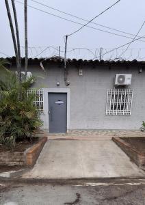 une maison avec une porte bleue et une fenêtre dans l'établissement Apartamento Moderno y Privado, à Santa Ana