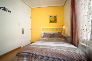 Łóżko lub łóżka w pokoju w obiekcie Hostal Adriano
