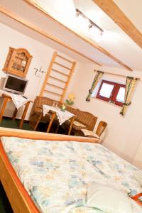 um quarto com uma cama, uma mesa e uma janela em Frühstücks Pension Zum Postillion em Klingenthal