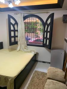Postel nebo postele na pokoji v ubytování Enjoy modern cozy entire studio in a fancy building with Free Wi-Fi & AC and Flat screen TV in Loran in the heart of Alexandria