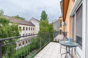 - Balcón con mesa y vistas en ER14 Erkel utca 14 A - lovely studio with terrace, en Budapest