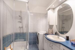 y baño con lavabo, ducha y lavadora. en ER14 Erkel utca 14 A - lovely studio with terrace, en Budapest 9 fotos más