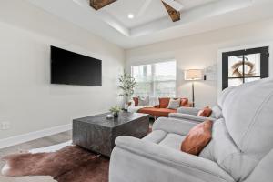 a living room with a couch and a tv at Buffalo Run Retreat, Family Friendly, Sleeps 6 in Granbury