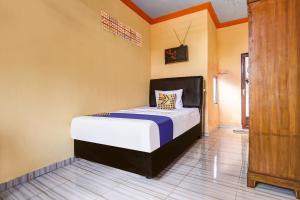 a bedroom with a bed in a room at OYO Life 90433 Serasi Kost in Palembang +21 photos