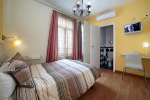 Łóżko lub łóżka w pokoju w obiekcie Hostal Adriano