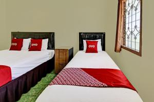 Postel nebo postele na pokoji v ubytování OYO 90443 Hotel New Kartika In