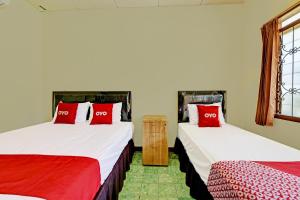 Postel nebo postele na pokoji v ubytování OYO 90443 Hotel New Kartika In + 20 fotografií