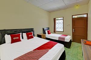 Postel nebo postele na pokoji v ubytování OYO 90443 Hotel New Kartika In