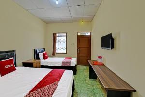 TV a/nebo společenská místnost v ubytování OYO 90443 Hotel New Kartika In