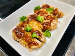 une assiette blanche de nourriture avec de la viande et des brocolis dans l'établissement Tmark City Hotel Sapporo Odori - Vacation STAY 85634v, à Sapporo