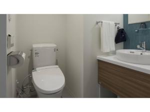 une salle de bain avec des toilettes blanches et un lavabo dans l'établissement Tmark City Hotel Sapporo Odori - Vacation STAY 85634v, à Sapporo 22 autres photos