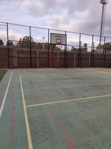 an empty basketball court with a hoop at Departamento en Algarrobo in Algarrobo