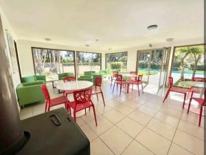 a restaurant with tables and chairs and a pool at Departamento en Algarrobo in Algarrobo