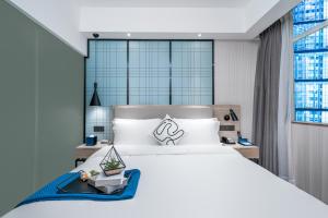 Postel nebo postele na pokoji v ubytování Borrman International Hotel Guangzhou Beijing Road Pedestrian Street Donghu Metro Station Branch - Free Shuttle Bus to Canton Fair Complex During Canton Fair Period