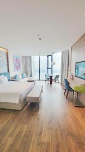 una grande camera da letto con un letto e un soggiorno di Waterfront A La Carte Residence a Ha Long Altre 60 foto