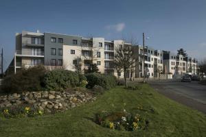 an empty street in front of a building at DOMITYS - Le Pupitre d'Or in Saint-James +13 photos