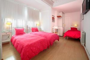 Łóżko lub łóżka w pokoju w obiekcie Hostal Adriano