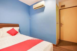 Postel nebo postele na pokoji v ubytování OYO 90282 Hotel Taj Inn, Seksyen 7