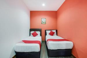 Postel nebo postele na pokoji v ubytování OYO 90282 Hotel Taj Inn, Seksyen 7