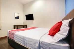 Postel nebo postele na pokoji v ubytování OYO 90282 Hotel Taj Inn, Seksyen 7