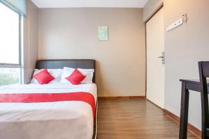 Postel nebo postele na pokoji v ubytování OYO 90282 Hotel Taj Inn, Seksyen 7