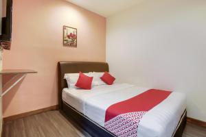 Postel nebo postele na pokoji v ubytování OYO 90282 Hotel Taj Inn, Seksyen 7