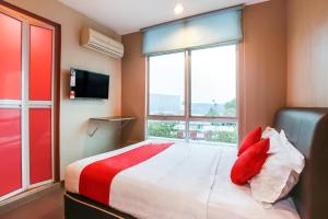 Postel nebo postele na pokoji v ubytování OYO 90282 Hotel Taj Inn, Seksyen 7