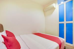 Postel nebo postele na pokoji v ubytování OYO 90282 Hotel Taj Inn, Seksyen 7