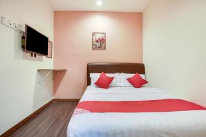 Postel nebo postele na pokoji v ubytování OYO 90282 Hotel Taj Inn, Seksyen 7