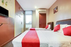Postel nebo postele na pokoji v ubytování OYO 90282 Hotel Taj Inn, Seksyen 7