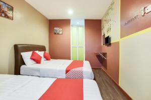 Postel nebo postele na pokoji v ubytování OYO 90282 Hotel Taj Inn, Seksyen 7