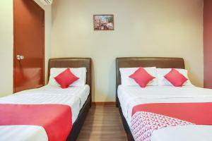 Postel nebo postele na pokoji v ubytování OYO 90282 Hotel Taj Inn, Seksyen 7