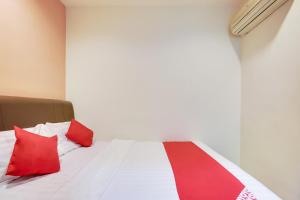 Postel nebo postele na pokoji v ubytování OYO 90282 Hotel Taj Inn, Seksyen 7