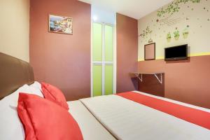 Postel nebo postele na pokoji v ubytování OYO 90282 Hotel Taj Inn, Seksyen 7