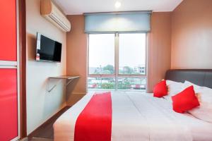 Postel nebo postele na pokoji v ubytování OYO 90282 Hotel Taj Inn, Seksyen 7