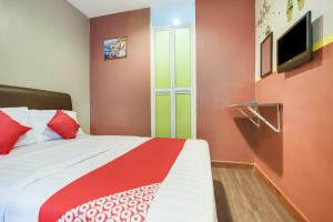 TV a/nebo společenská místnost v ubytování OYO 90282 Hotel Taj Inn, Seksyen 7