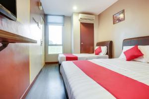 Postel nebo postele na pokoji v ubytování OYO 90282 Hotel Taj Inn, Seksyen 7