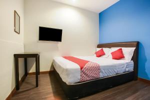 Postel nebo postele na pokoji v ubytování OYO 90282 Hotel Taj Inn, Seksyen 7