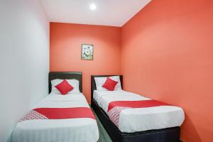 Postel nebo postele na pokoji v ubytování OYO 90282 Hotel Taj Inn, Seksyen 7