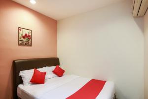 Postel nebo postele na pokoji v ubytování OYO 90282 Hotel Taj Inn, Seksyen 7