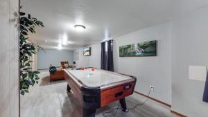 Fotografie z fotogalerie ubytování Spacious family home with Hockey Table & Huge Yard Escape v destinaci Denver
