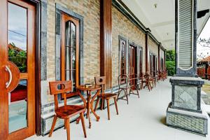 En balkon eller terrasse på OYO 90458 Pucuk Bali Guest House