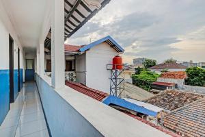 una vista dal balcone di una casa di Hotel O Near Mall Ciputra 2 a Semarang
