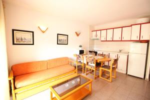 sala de estar con sofá y mesa en Mariposa 1024 IBERPLAYA, en Salou