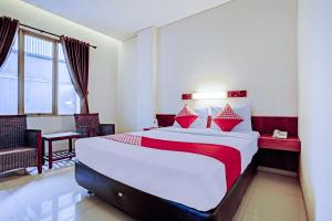 a bedroom with a large bed in a room at Collection O Riau Near Trans Studio Bandung Formerly Hotel Montameri in Bandung