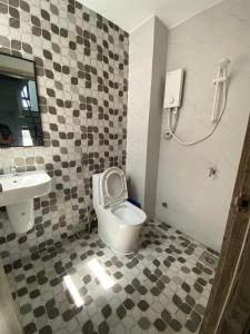 a bathroom with a toilet and a sink at MầM Homestay in Quy Nhon