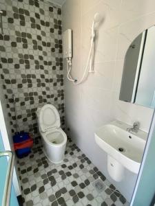 a bathroom with a toilet and a sink at MầM Homestay in Quy Nhon