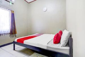 Postel nebo postele na pokoji v ubytování OYO 1I3676 Wisma Al-fahmi Syariah + 29 fotografií